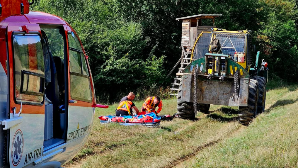 Vrtuľn&iacute;k zasahoval v ťažko dostupnom lesnom ter&eacute;ne.