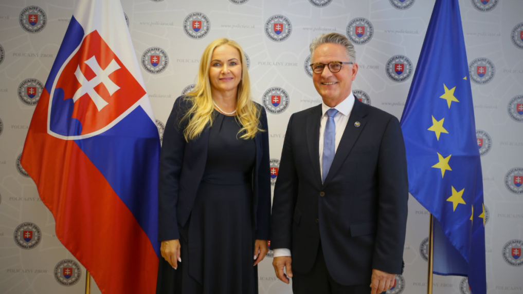 Policajná prezidentka Jana Maškarová so šéfom Europolu Jürgenom Ebnerom.