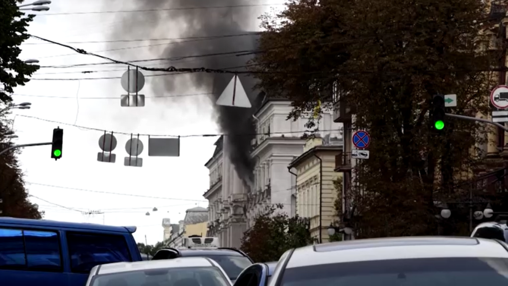 Na snímke dym vychádza z budovy ukrajinskej tajnej služby v Kyjeve