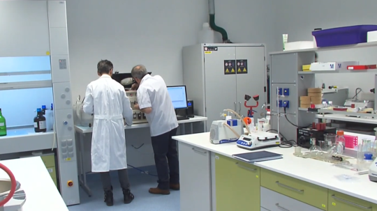 ľudia v laboratóriu