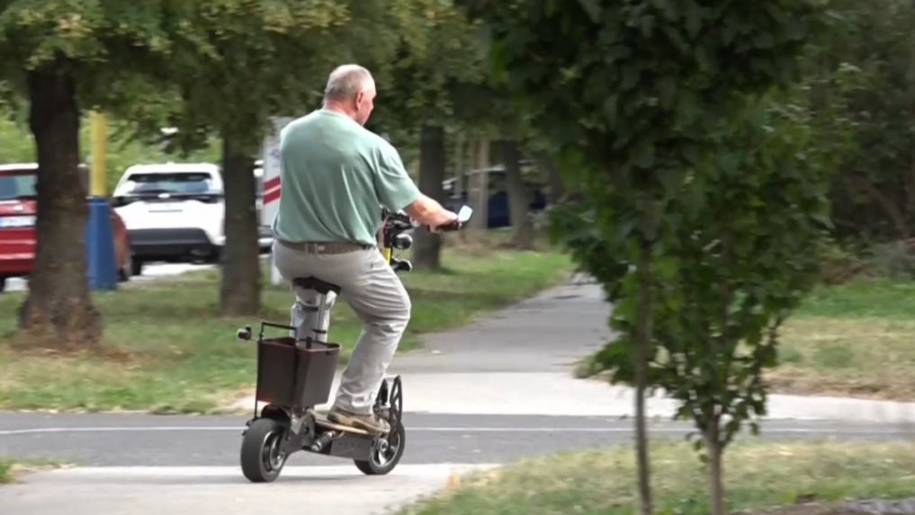 dôchodca na elektronickej kolobežke so sedadlom