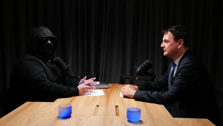 Český minister Macinka poskytol rozhovor zamaskovanému človeku, ktorý sa tváril, že je niekto, kým nie je