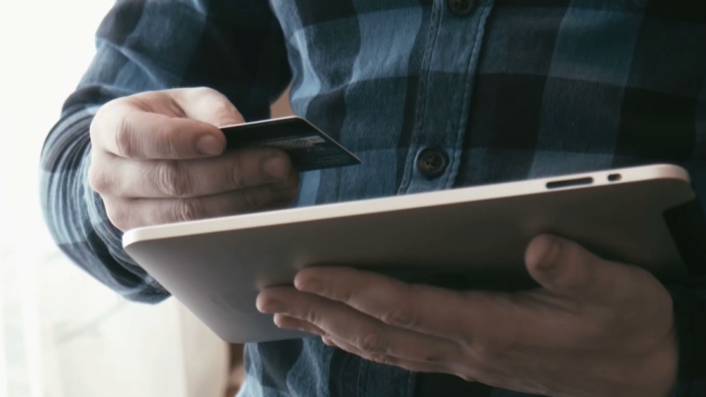 Máte peniaze v bezpečí? Online podvodníci sa nás často snažia presvedčiť o opaku, nekonajte však pod stresom