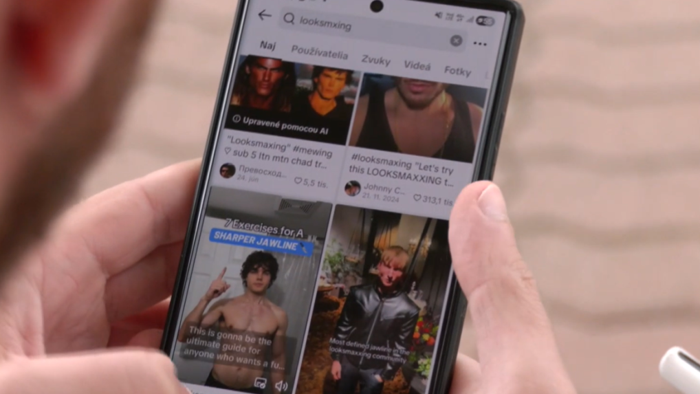 Na snímke si muž na telefóne pozerá sociálnu sieť TikTok.