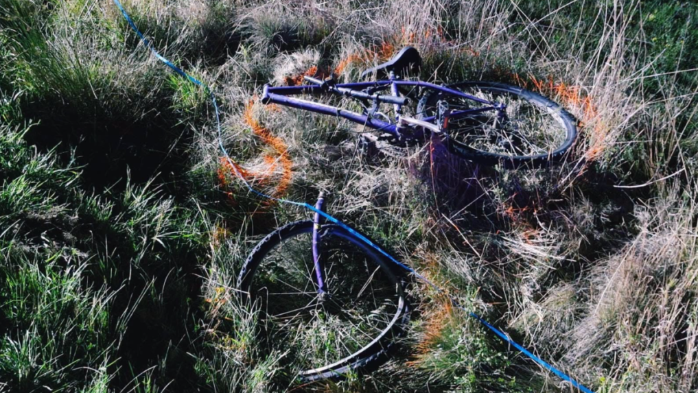 Cyklista na sebe nemal žiadne reflexné prvky ani prilbu.