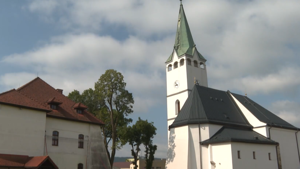 Prvou historickou stavbou, ktorá si pamätá najstaršie dejiny mesta, je farský kostol Najsvätejšieho Tela Pána.