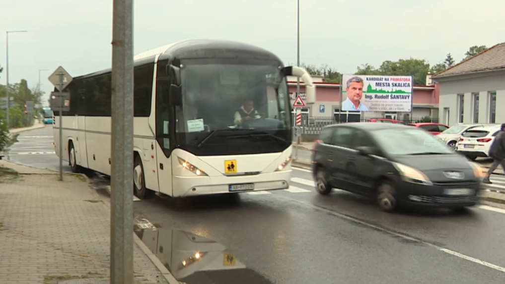 Na snímke autobus a auto.