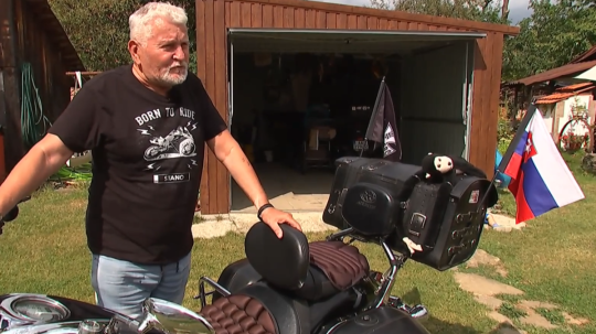 Pán Stanislav so svojou motorkou.