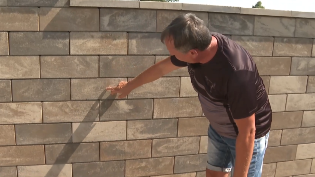 Plot z betónových tvárnic stojí pred domom Jána Žišku od minulého leta.