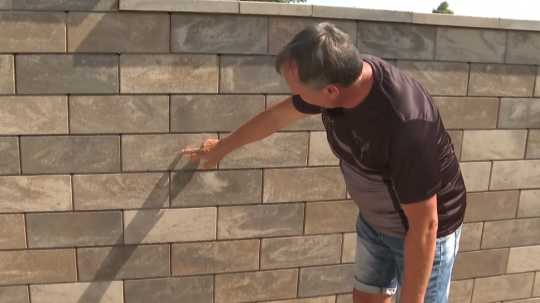 Plot z betónových tvárnic stojí pred domom Jána Žišku od minulého leta.