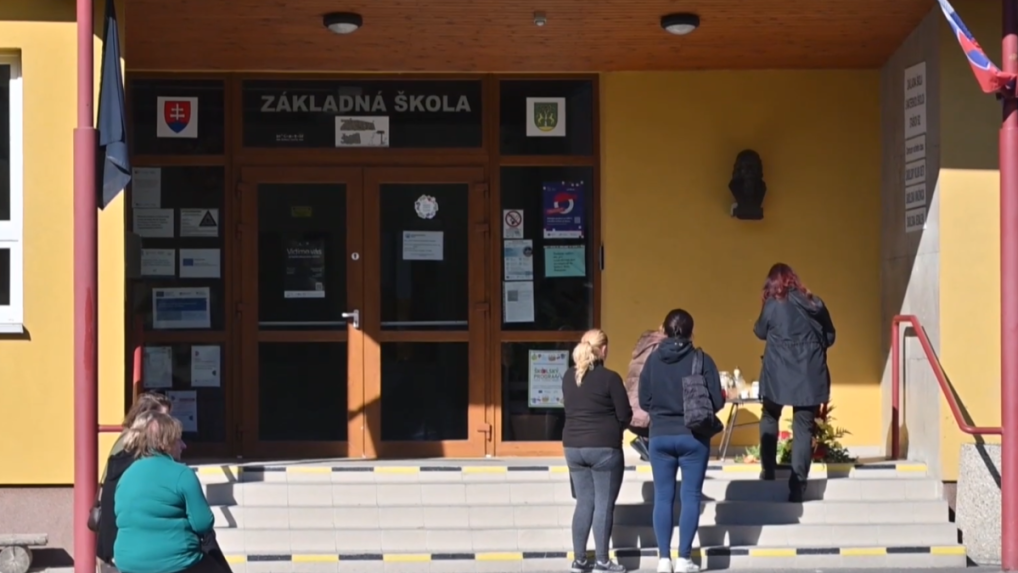 V škole v Staškove vzniklo pietne miesto.