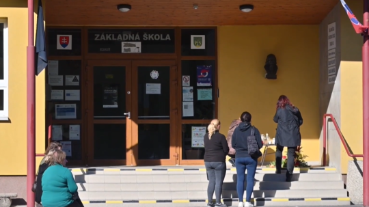 V škole v Staškove vzniklo pietne miesto.