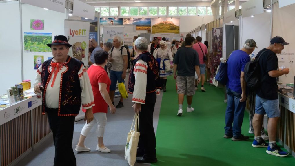 Na snímke návštevníci si prezerajú stánky počas 51. ročníka medzinárodnej poľnohospodárskej a potravinárskej výstavy Agrokomplex v Nitre.