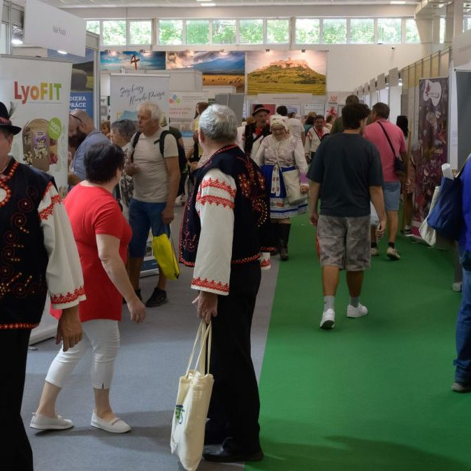 Na snímke návštevníci si prezerajú stánky počas 51. ročníka medzinárodnej poľnohospodárskej a potravinárskej výstavy Agrokomplex v Nitre.