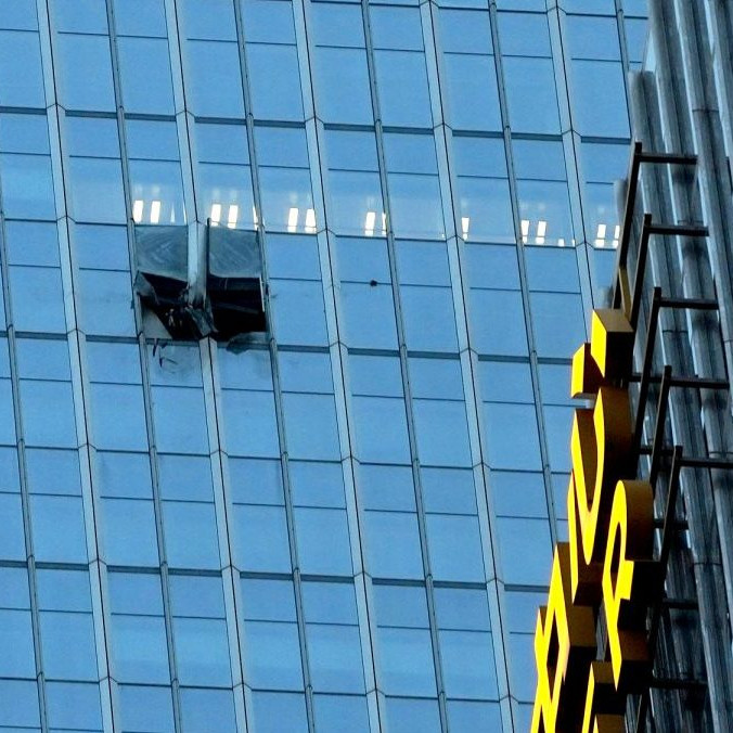 Diera v mrakodrape po zásahu lietadlom.
