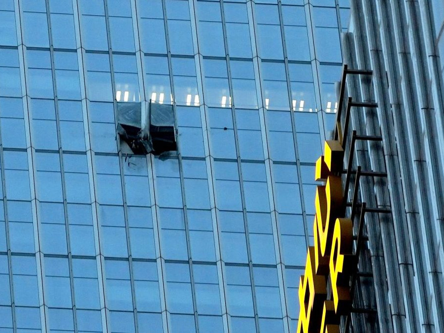 Diera v mrakodrape po zásahu lietadlom.