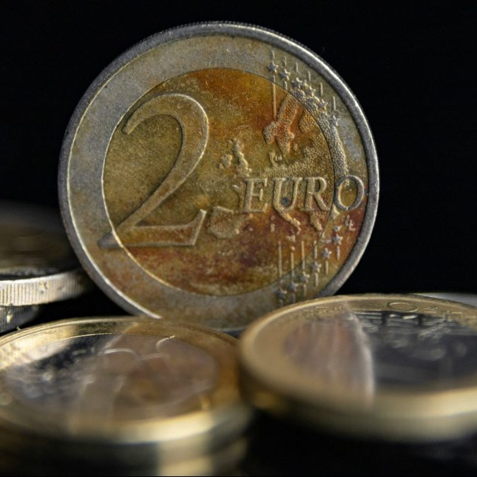 Na ilustračnej snímke euro mince.