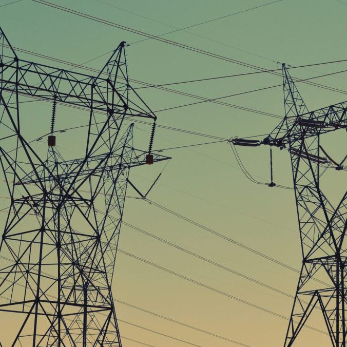 Ilustračná snímka vodičov elektrickej energie.