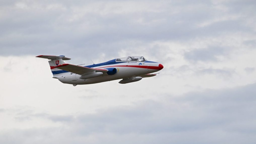Lietadlo Aero L-29 Delfín počas leteckej ukážky.