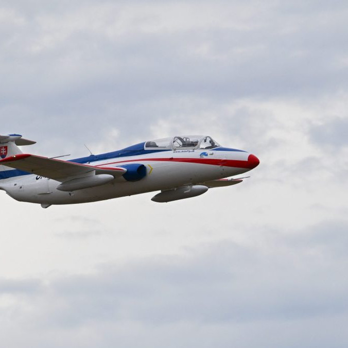 Lietadlo Aero L-29 Delfín počas leteckej ukážky.