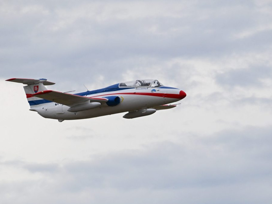 Lietadlo Aero L-29 Delfín počas leteckej ukážky.