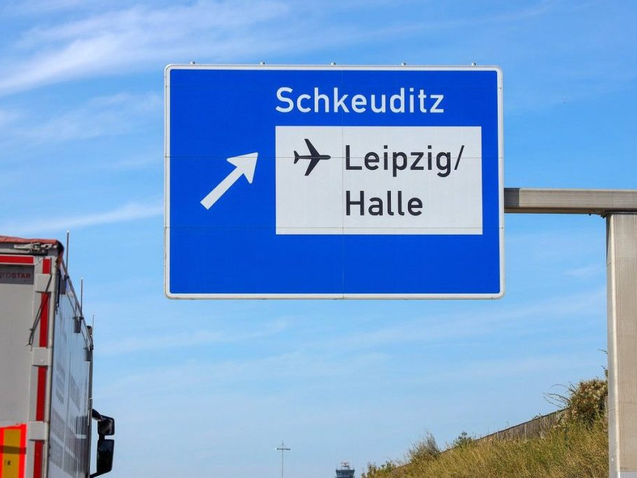 Na ilustračnej snímke doprvaná značka k letisku Lipsko/Halle.