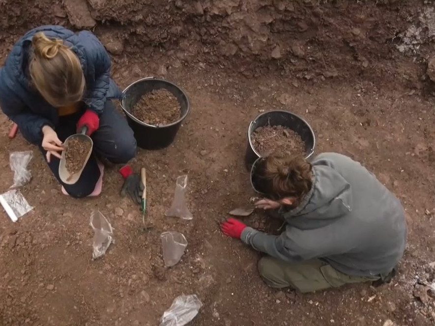 Na prvý pohľad obyčajné kamene: Archeológovia odhaľujú za Ľubovnianskym hradom stopy po najstarších baníkoch