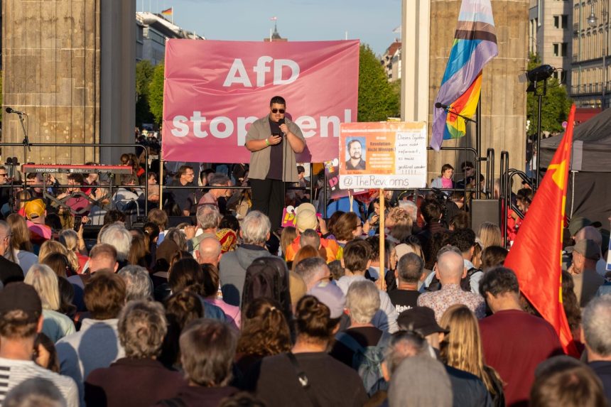 Na sn&iacute;mke Nemci protestovali proti v&iacute;ťazstvu AfP.