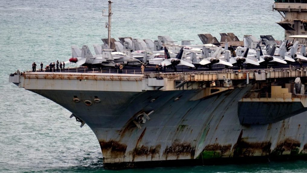 
 Americká lietadlová loď USS Abraham Lincoln.		