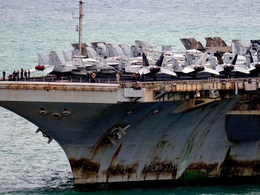 Americká lietadlová loď USS Abraham Lincoln.