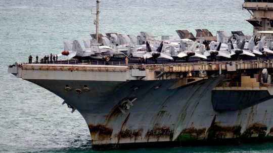 Americká lietadlová loď USS Abraham Lincoln.