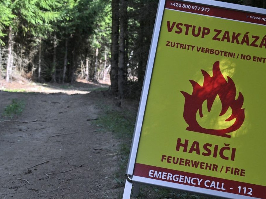 Na snímke tabuľa so zákazom vstupu na Šumave.