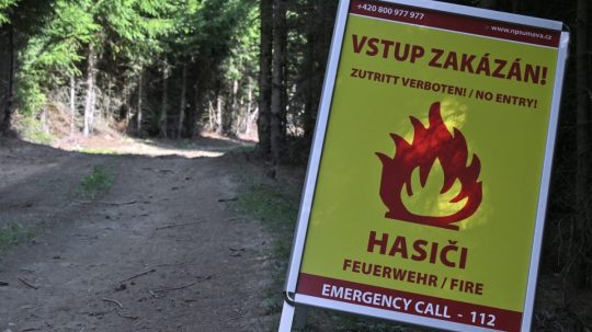 Na snímke tabuľa so zákazom vstupu na Šumave.