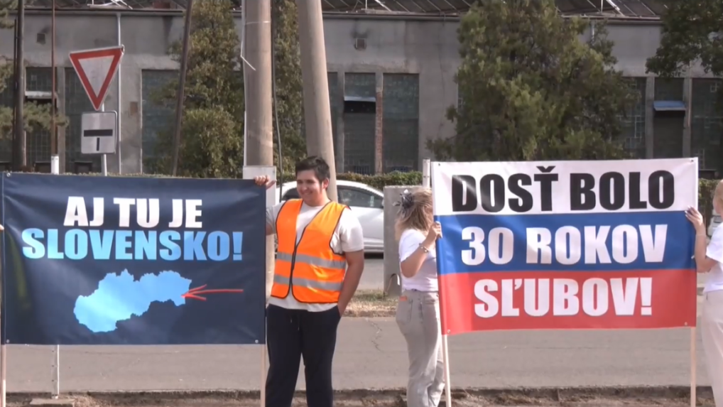 ľudia s protestnými plagátmi
