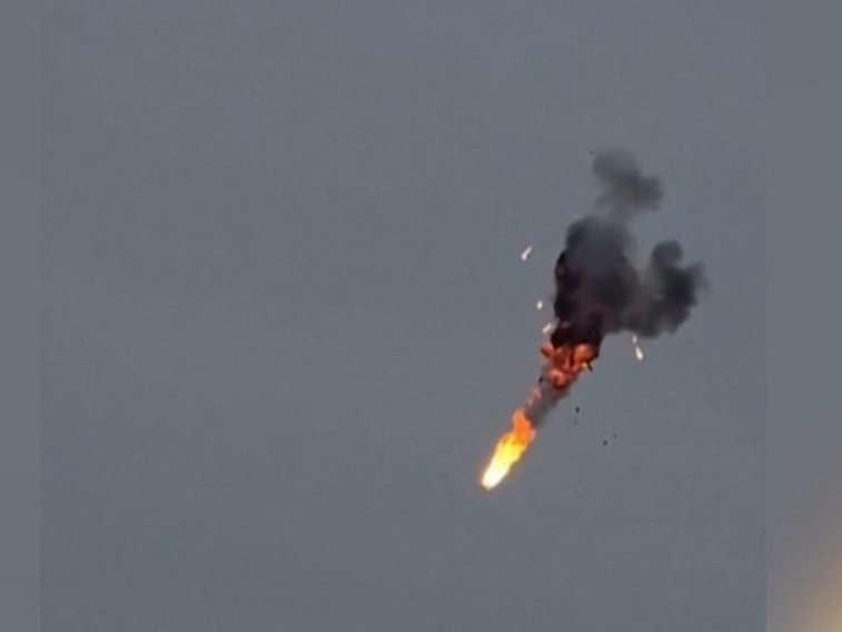 Na snímke zostrelený dron vo vzduchu.