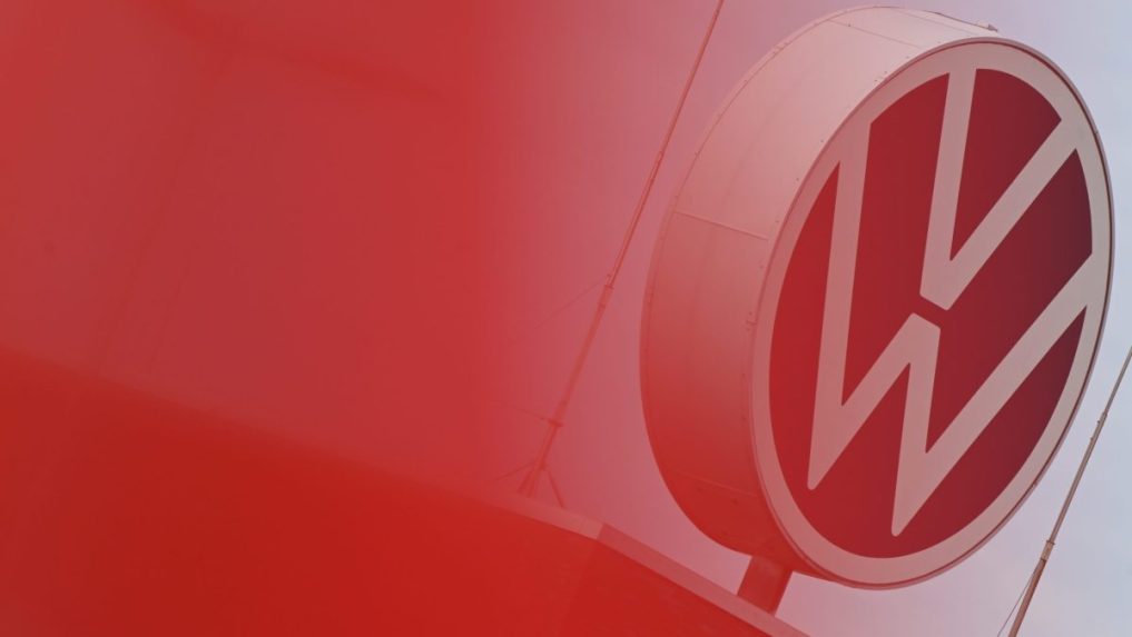 
 Na snímke červená vlajka veje pred logom Volkswagenu.		