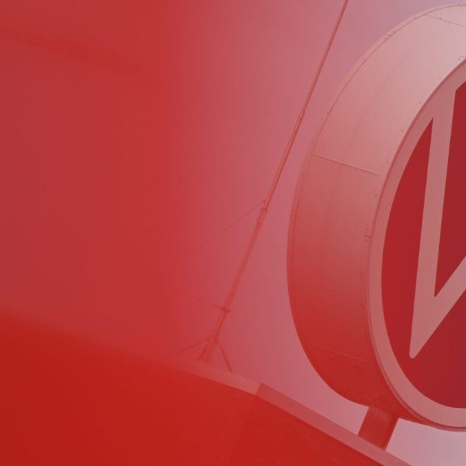Na snímke červená vlajka veje pred logom Volkswagenu.