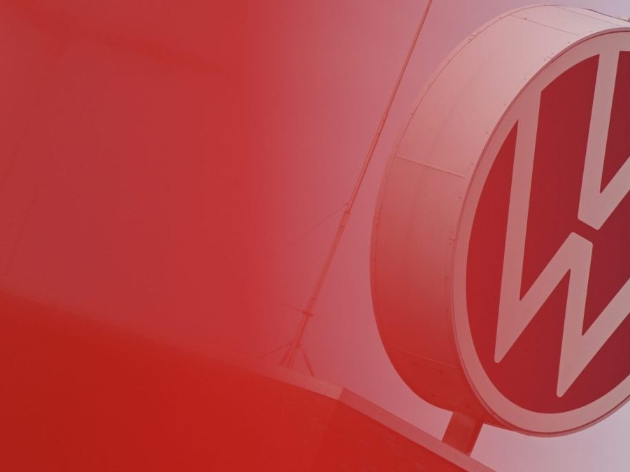 Na snímke červená vlajka veje pred logom Volkswagenu.