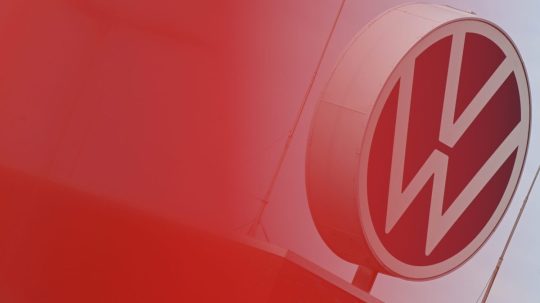 Na snímke červená vlajka veje pred logom Volkswagenu.