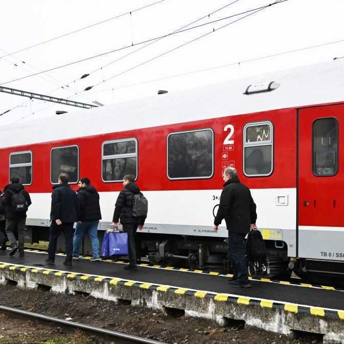 Cestovanie vlakom od októbra zlacnie o polovicu. Pýtali sme sa ľudí, či ich zľava presvedčí opustiť autá