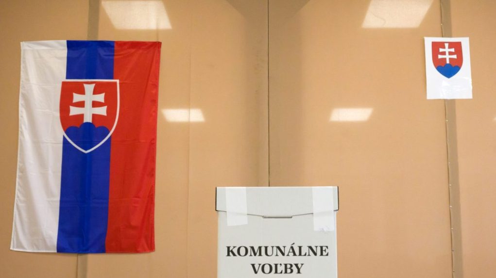 Na snímke volebná urna.