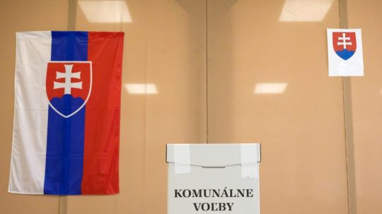 Na snímke volebná urna.