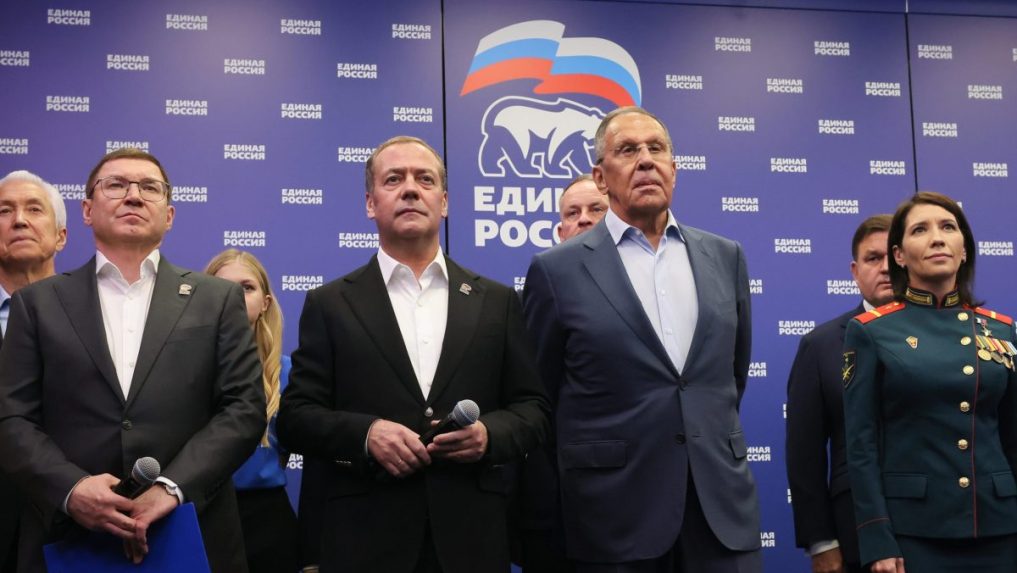 Na snímke predseda strany Jednotné Rusko Dmitrij Medvedev (uprostred) a ruský minister zahraničných vecí Sergej Lavrov.