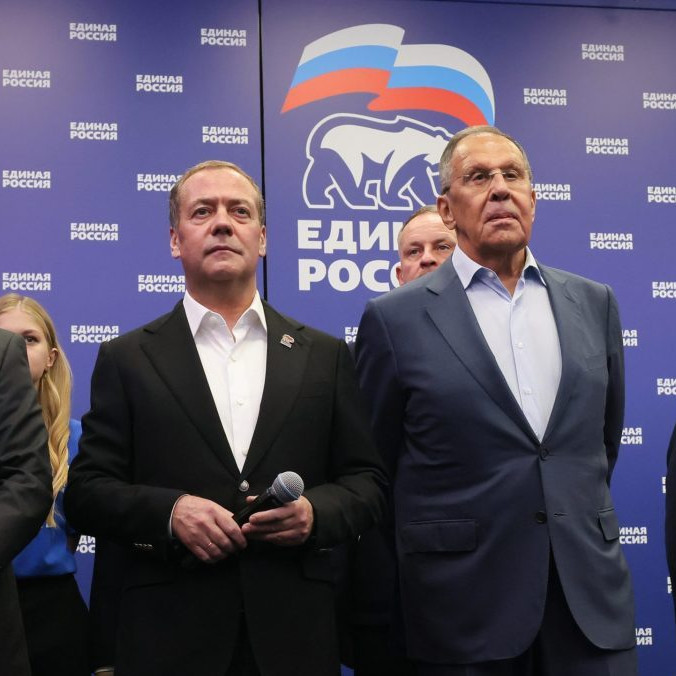 Na snímke predseda strany Jednotné Rusko Dmitrij Medvedev (uprostred) a ruský minister zahraničných vecí Sergej Lavrov.