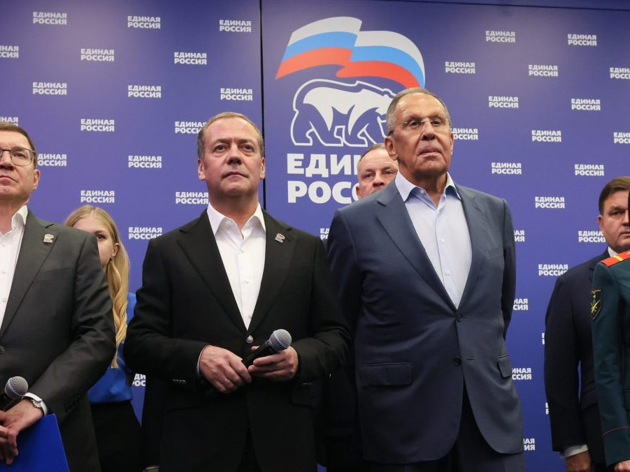 Na snímke predseda strany Jednotné Rusko Dmitrij Medvedev (uprostred) a ruský minister zahraničných vecí Sergej Lavrov.