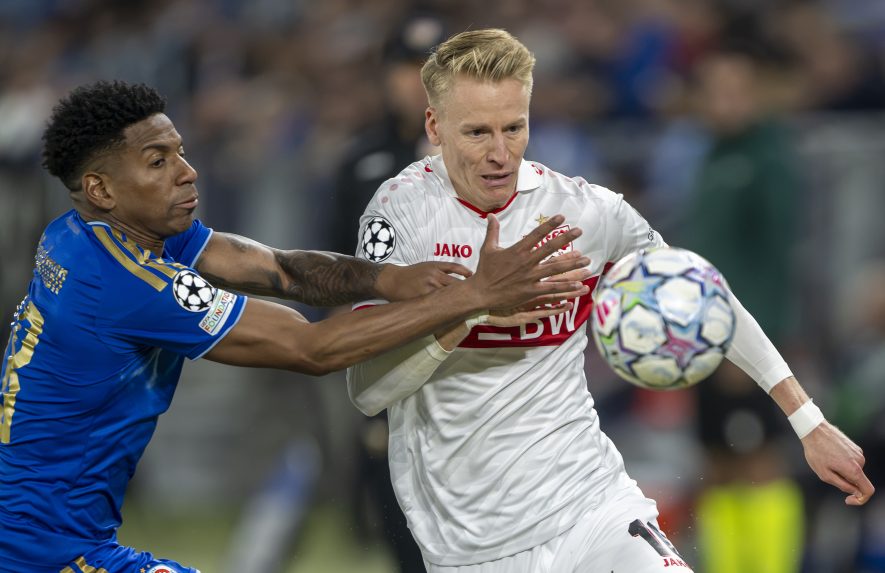 
 Na snímke futbalisti Slovana a Stuttgartu.		