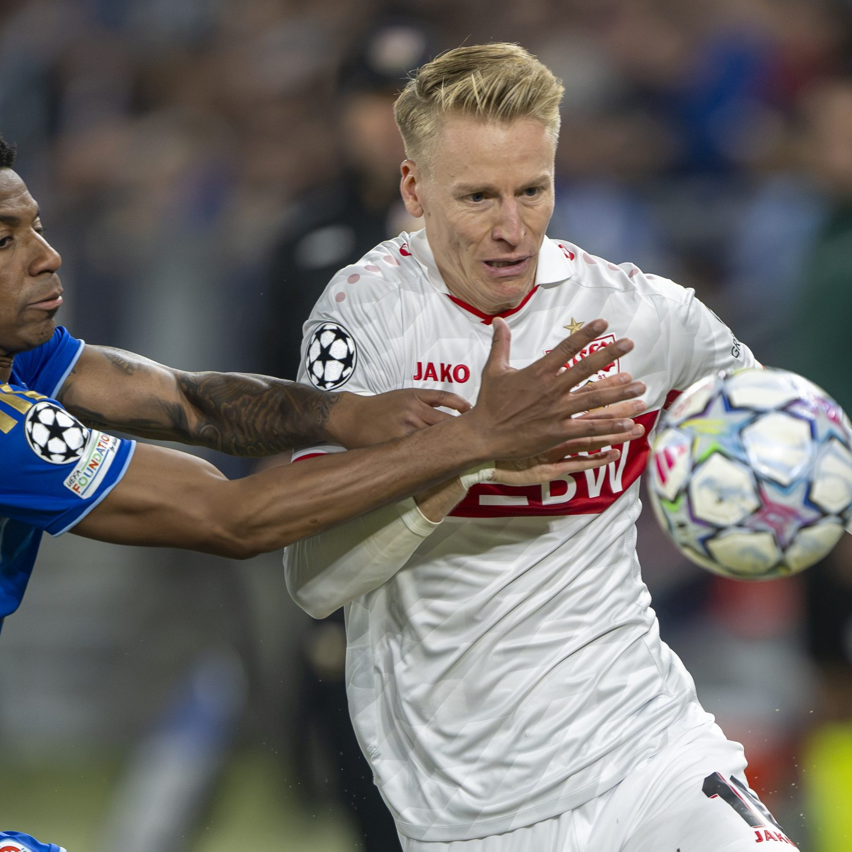 Na snímke futbalisti Slovana a Stuttgartu.