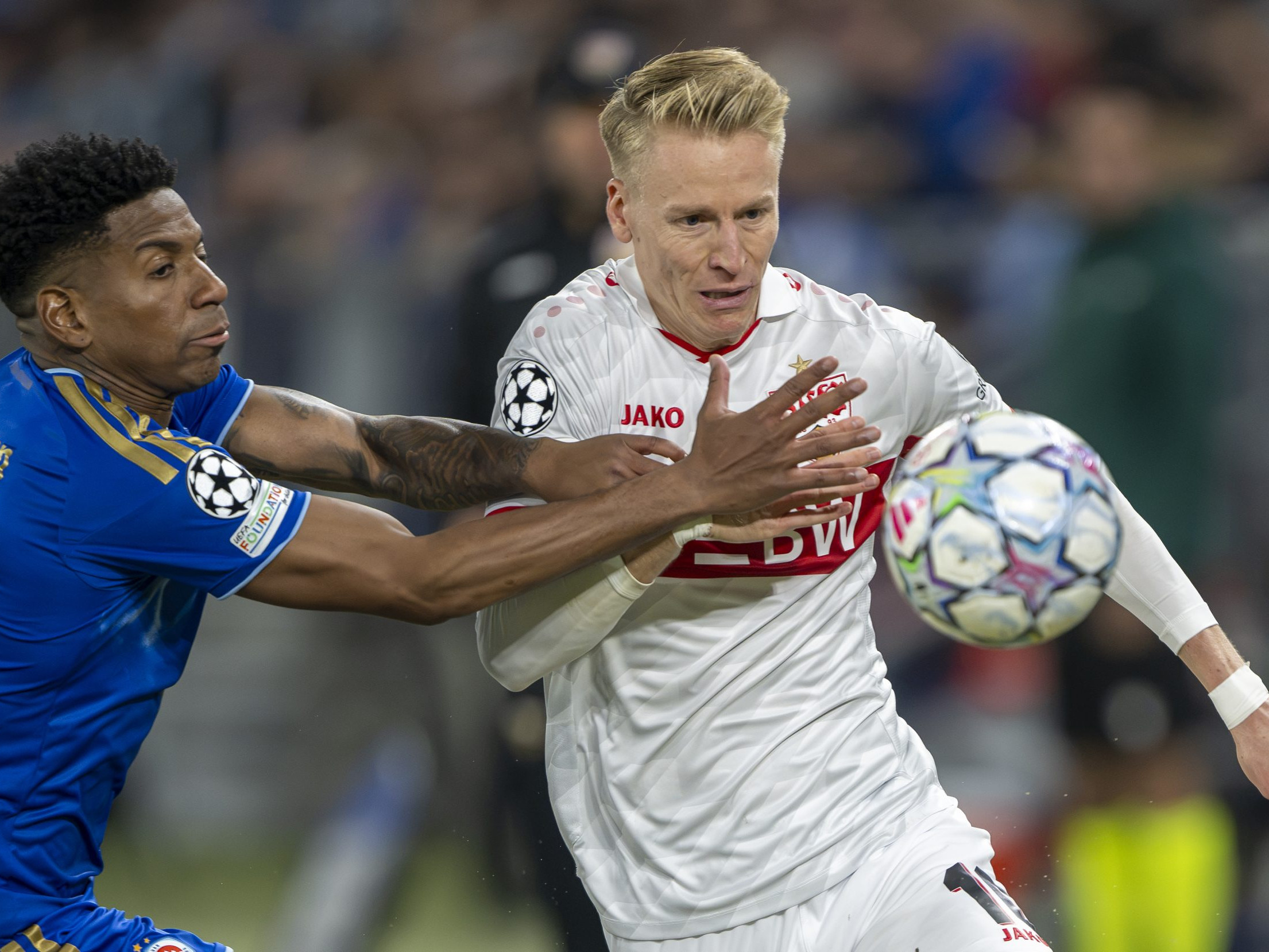 Na snímke futbalisti Slovana a Stuttgartu.