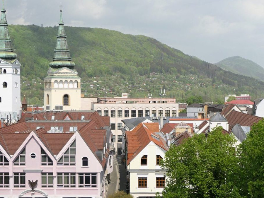 Mariánske námestie z veže Kostola Obrátenia sv. Pavla (Sirotár) v Žiline.