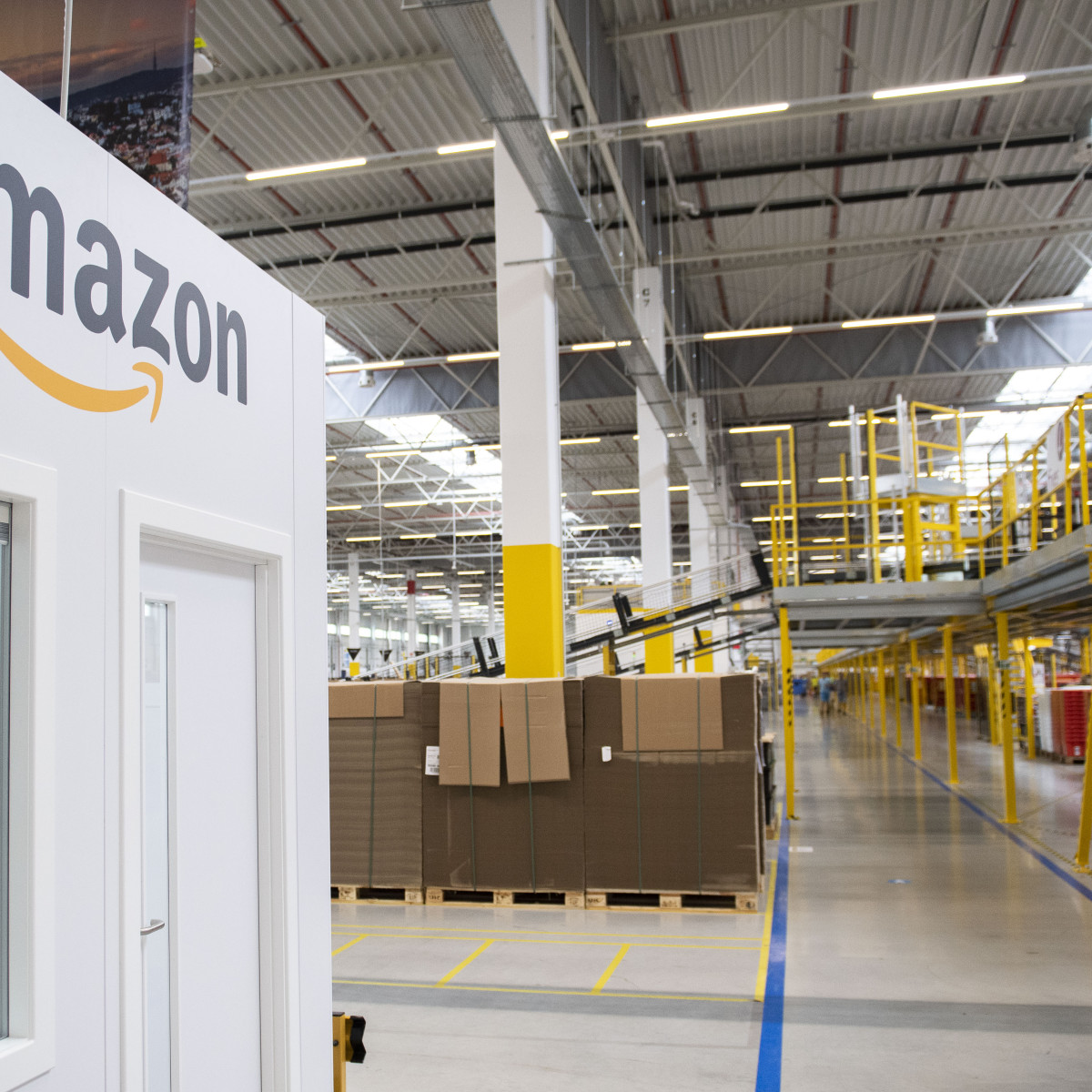 Na snímke priestory logistického centra spoločnosti Amazon.